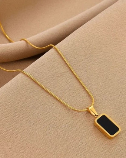 Regal Noir Pendant Necklace