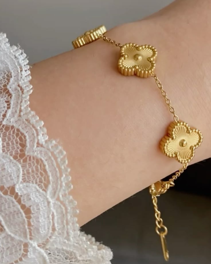 Gold clover chain bracelet