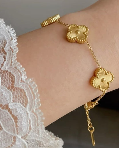 Gold clover chain bracelet