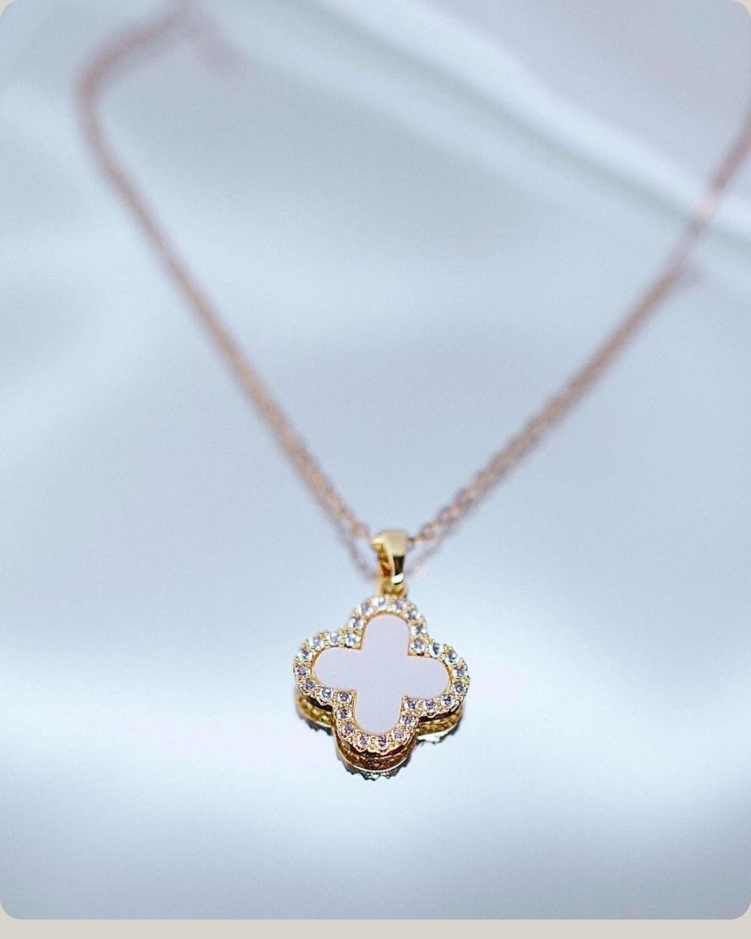 Single Pendent white and black Clover Necklace